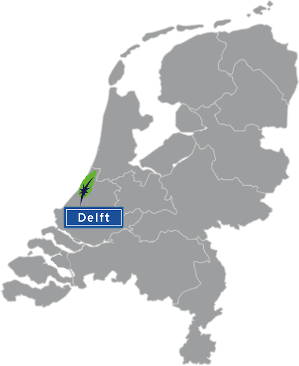 Landkaart Nederland grijs - locatie Dagnall Taleninstituut in Delft - aangegeven met blauw plaatsnaambord met witte letters en Dagnall veer - op transparante achtergrond - 600 * 733 pixels
